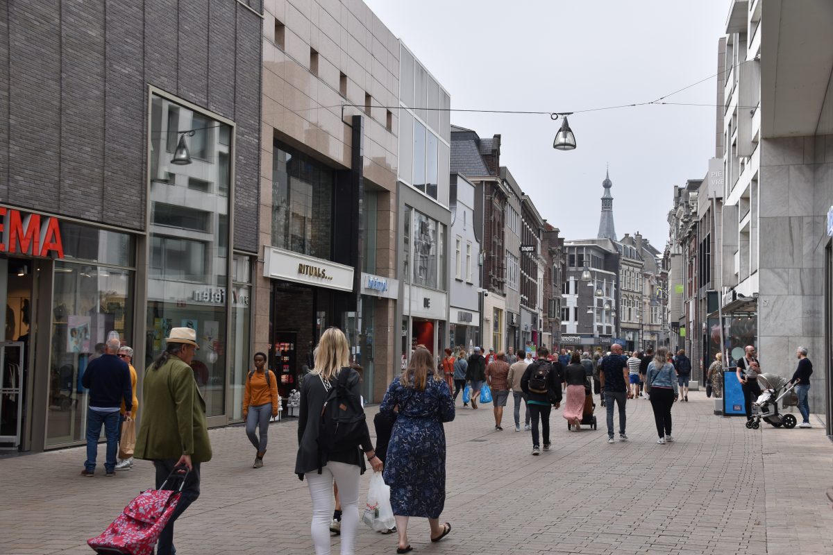 Heuvelstraat Tilburg, Winkelcentrums